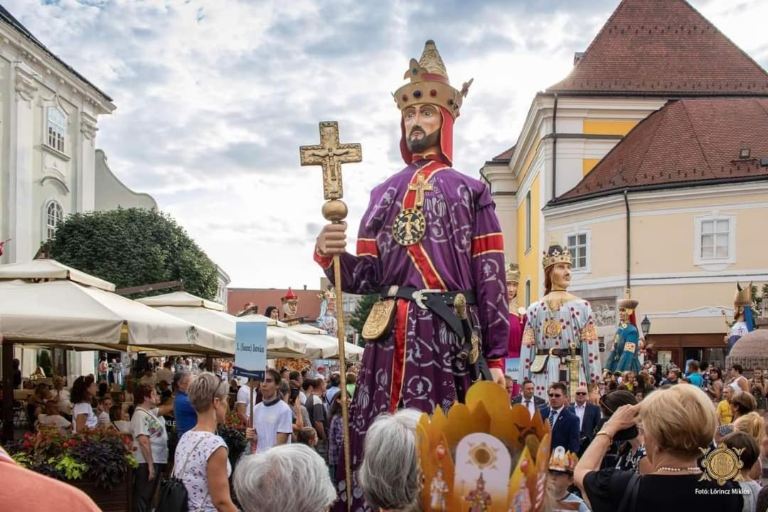 Korona * Székesfehérvár